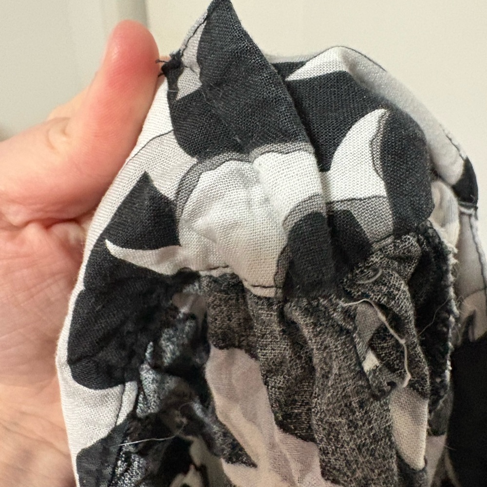 Retrolicious Black and White Shark Skirt - Picture 5 of 5